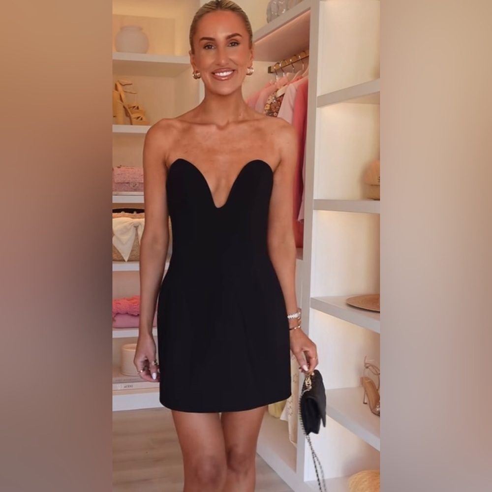 VIRAL NEW ZARA Black Mini Dress with Sweetheart Neckline
🚨PRICE FIRM NO DISCOUNT